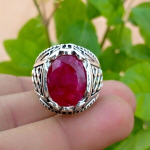 Anello in argento con rubino, gioiello di tendenza con pietra rossa sfaccettata, anello in argento sterling 925 fatto a mano, regalo elegante per lei
