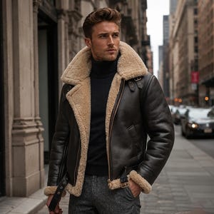 Könnte beinhalten: Eine dunkelbraune Lederjacke mit dickem beigem Lammfellfutter, großem Umlegekragen und Frontreißverschluss. Die Jacke verfügt über verstellbare Schnallenriemen am Kragen und an der Taille und wird über einem schwarzen Rollkragenpullover getragen.