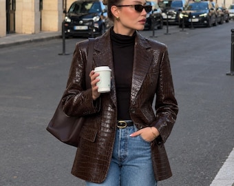 Blazer de piel de cocodrilo marrón para mujer | Chaqueta brillante con relieve de cocodrilo | Blazer de corte vintage chic | Abrigo de estilo urbano | Regalo para ella