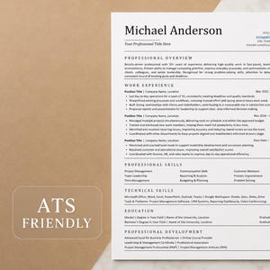 Könnte beinhalten: Eine weiße Lebenslaufvorlage mit schwarzem Text, die den Namen Michael Anderson, berufliche Zusammenfassung, Berufserfahrung, Fähigkeiten, technische Kenntnisse, Ausbildung und berufliche Entwicklung enthält, begleitet von einem goldenen Stift.