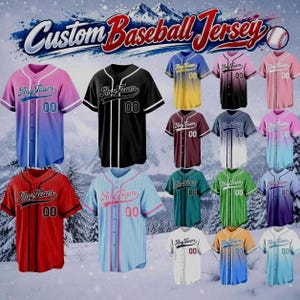 Op de afbeelding: Een collectie van aangepaste honkbalshirts in diverse kleuren en patronen, waaronder effen, verloop- en krijtstreepontwerpen. Elk shirt heeft een knoopsluiting aan de voorzijde, korte mouwen en de tekst Any Team met het nummer 00 op de borst.