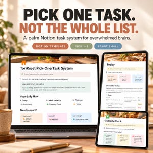 Peut inclure: Un ordinateur portable et deux tablettes affichant le modèle Notion ToriReset Pick-One Task System. L'écran présente le texte PICK ONE TASK. NOT THE WHOLE LIST., A calm Notion task system for overwhelmed brains, ainsi que des sections pour le flux quotidien, les vérifications de capacité et la récupération des tâches.