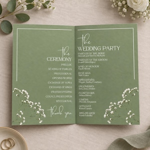 Puede incluir: Un programa de boda plegado de color verde salvia con texto blanco e ilustraciones florales delicadas de paniculata. El lado izquierdo enumera el orden de la ceremonia, mientras que el derecho detalla los miembros del cortejo, padres y oficiante.