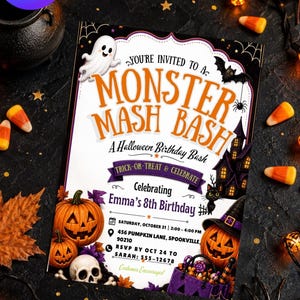 Op de afbeelding: Een rechthoekige Halloween-feestuitnodiging met de tekst Monster Mash Bash, A Halloween Birthday Bash en Celebrating Emma's 8th Birthday. Het ontwerp bevat een geest, vleermuis, spin, spookhuis, pompoenen en een schedel.