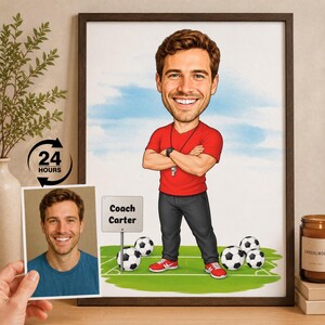 Può includere: Un'illustrazione caricaturale incorniciata di un allenatore con maglietta rossa, pantaloni neri e scarpe da ginnastica rosse, in piedi su un campo verde con palloni da calcio e un cartello con scritto Coach Carter. Una piccola foto di riferimento è tenuta.