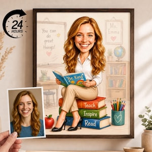 Pode incluir: Uma ilustração emoldurada de um professor sorridente com cabelos longos e ondulados sentado sobre uma pilha de três livros intitulados Teach, Inspire e Read. O professor segura um livro azul com o título Be Kind. O fundo mostra uma sala.