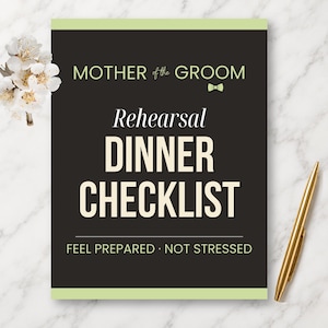 Może przedstawiać: Prostokątna karta z listą kontrolną na czarnym tle z jasnymi zielonymi obramowaniami. Tekst brzmi MOTHER of the GROOM, Rehearsal DINNER CHECKLIST oraz FEEL PREPARED NOT STRESSED. Zawiera małą zieloną ikonę muszki, białe kwiaty i złoty długopis.