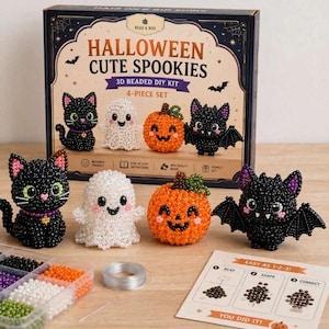 Peut inclure: Un kit de bricolage en perles 3D intitulé Halloween Cute Spookies, comprenant quatre figurines en perles terminées : un chat noir, un fantôme blanc, une citrouille orange et une chauve-souris noire. Le kit inclut un organisateur de perles.