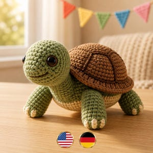Op de afbeelding: Een gehaakte schildpad knuffel met een lichtgroene kop en ledematen, een donkerbruin gestructureerd schild en een crèmekleurige onderkant. De schildpad heeft grote, ronde, donkerbruine ogen en kleine crèmekleurige klauwtjes aan de vier poten.