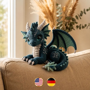 Puede incluir: Un peluche de dragón tejido a ganchillo en azul verdoso oscuro y verde claro, con grandes ojos oscuros, escamas texturizadas, cuernos prominentes y alas detalladas. La criatura tiene un vientre claro y una cola larga y rizada con punta.