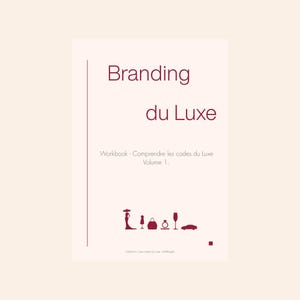 Peut inclure: Une couverture de cahier d'exercices de couleur claire intitulée Branding du Luxe, avec le sous-titre Workbook - Comprendre les codes du Luxe Volume 1. Le bas présente des icônes rouge foncé d'une personne au chapeau, un mannequin, un sac, une bague, un verre et une voiture.