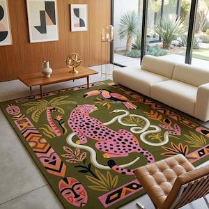 Peut inclure: Un tapis rectangulaire au fond vert olive profond orné d'un grand léopard rose, d'un toucan et d'un serpent blanc. Le motif comprend des palmiers stylisés, un feuillage tropical et des masques géométriques dans des tons de rose et d'orange.