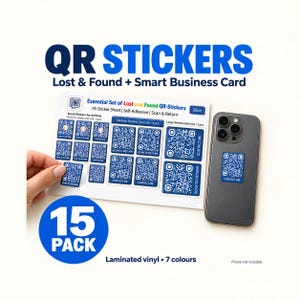 Op de afbeelding: Een 15-pack blauw-witte QR-code stickers op een A5-vel, met verschillende formaten voor verloren voorwerpen. De stickers bevatten teksten zoals SCAN TO RETURN en CONTACT ME. Een smartphone met een sticker is ter illustratie afgebeeld.