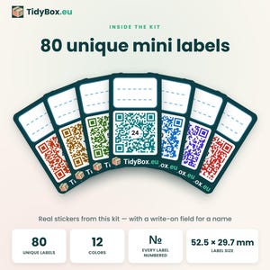 以下が含まれることがあります： TidyBox.euの80枚のユニークなミニラベルセット。各ラベルのサイズは52.5 x 29.7 mmです。ステッカーには名前を記入する欄、固有のQRコード、番号が記載されています。キットには12色が含まれており、各ラベルには個別の番号が振られています。