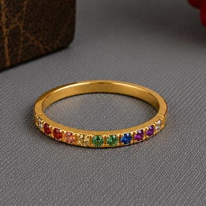 Anillo apilable único con gema arcoíris, banda de oro multicolor, anillo de piedra natal arcoíris, alianza de boda minimalista apilable, delicado anillo de aniversario.