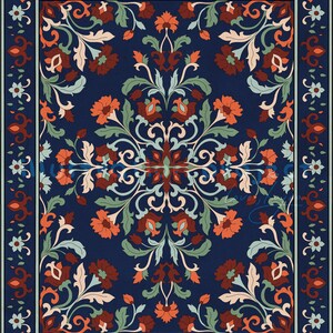 Könnte beinhalten: Ein rechteckiger Teppich mit einem tief dunkelblauen Hintergrund und einem symmetrischen Blumenmuster in Orange-, Hellgrün- und Cremetönen. Die Bordüre zeigt ein sich wiederholendes Motiv aus kleinen Blumen und Ranken in passenden Farben.