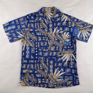 Alfred Shaheen Kiilani 1950s Men's vintage Hawaiian Aloha Shirt. Small. Cotton. Bird of Paradise. Blues, bronze, yellow, white. Loop collar image 10