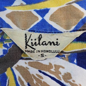 Alfred Shaheen Kiilani 1950s Men's vintage Hawaiian Aloha Shirt. Small. Cotton. Bird of Paradise. Blues, bronze, yellow, white. Loop collar image 6