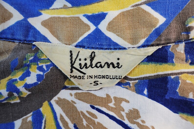 Alfred Shaheen Kiilani 1950s Men's vintage Hawaiian Aloha Shirt. Small. Cotton. Bird of Paradise. Blues, bronze, yellow, white. Loop collar image 6