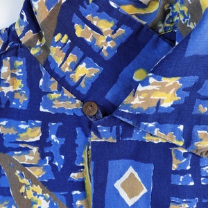 Alfred Shaheen Kiilani 1950s Men's vintage Hawaiian Aloha Shirt. Small. Cotton. Bird of Paradise. Blues, bronze, yellow, white. Loop collar image 4