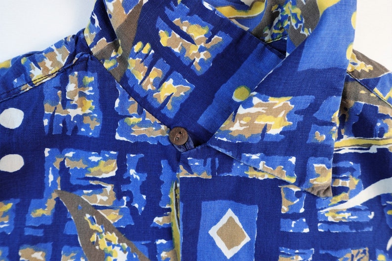 Alfred Shaheen Kiilani 1950s Men's vintage Hawaiian Aloha Shirt. Small. Cotton. Bird of Paradise. Blues, bronze, yellow, white. Loop collar image 4