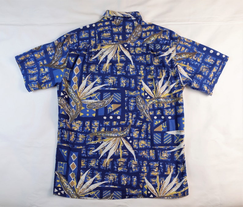 Alfred Shaheen Kiilani 1950s Men's vintage Hawaiian Aloha Shirt. Small. Cotton. Bird of Paradise. Blues, bronze, yellow, white. Loop collar image 2
