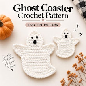 Puede incluir: Dos posavasos de fantasma tejidos en ganchillo blanco con ojos y bocas de hilo negro. El texto dice Ghost Coaster Crochet Pattern, Easy PDF Pattern y Spooky Stitches Happier Homes. La imagen incluye una pequeña calabaza naranja y flores.