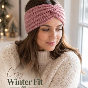 Può includere: Una fascia all'uncinetto color rosa polvere con un dettaglio centrale intrecciato e una consistenza a coste. Il testo sull'immagine recita: Cozy Winter Fit, Sizes: Child to Adult Large. La fascia è indossata intorno alla testa.