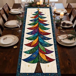 Tovaglia natalizia trapuntata a patchwork colorata con motivo a albero di Natale, decorazione festiva in stile vetrata, centrotavola arcobaleno per la sala da pranzo, complemento d'arredo festivo per la casa.