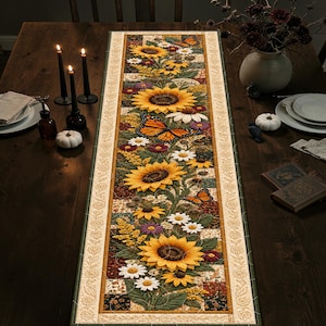 Può includere: Un runner da tavola rettangolare con un motivo stampato di girasoli gialli, margherite bianche e farfalle monarca arancioni. Il design presenta uno sfondo a scacchi con motivi floreali e un bordo decorativo con un motivo a tralci.