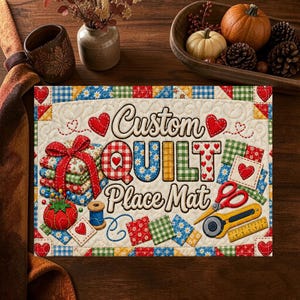 以下が含まれることがあります： Custom Quilt Place Matという文字が入ったキルト柄の長方形のランチョンマット。積み重ねられた布の正方形、赤いピンクッション、青い糸巻き、赤いハサミ、黄色いロータリーカッターのイラストが描かれています。