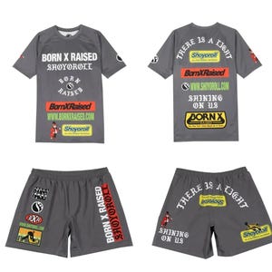 Peut inclure: Un ensemble t-shirt et short gris avec de multiples impressions graphiques incluant le texte Born X Raised et Shoyoroll. Les motifs intègrent divers logos, adresses de sites web et illustrations de personnages en rouge, jaune, vert et blanc.