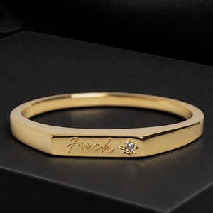 Personlig guldsignetring, anpassad ordgravyr, minimalistisk armband, unik statement-present till honom/henne