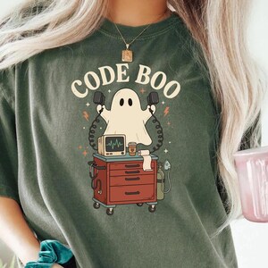 Funny Halloween Nurse Shirt, Code Boo Respiratory rt rn Tee, ER ICU Nurse Halloween Comfort Colors T-Shirt, Spooky Nurse Gift 2026