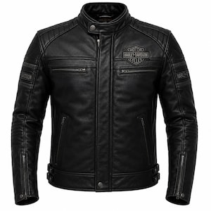 Puede incluir: Una chaqueta de moto de cuero negro con cuello alzado y cierre de botón a presión, paneles acolchados en los hombros y bolsillos con cremallera en el pecho y los laterales. El logotipo de Harley-Davidson está bordado en el pecho y mangas.