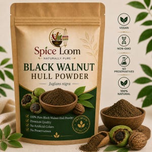 Può includere: Una busta color marrone chiaro di polvere di mallo di noce nera Spice Loom etichettata Juglans nigra. La confezione presenta una ciotola di polvere marrone scuro, mallo di noce verde e testo che include 100% Pure, Premium Quality, No Artificial Colors.
