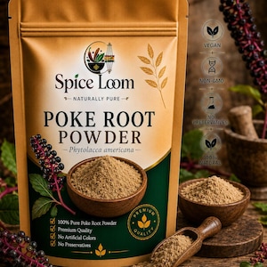 Op de afbeelding: Een beige en donkergroene stazak met Spice Loom Poke Root Powder. Het etiket bevat de tekst Poke Root Powder, Phytolacca americana en iconen voor veganistisch, non-gmo en natuurlijk. Een houten kom met poeder staat voor de verpakking.