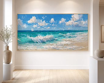 Dipinto ad olio con barche a vela su una spiaggia soleggiata, quadro da parete con onde oceaniche turchesi, paesaggio marino con nuvole soffici su tela, decorazione per la casa con tecnica a impasto materico in stile costiero.