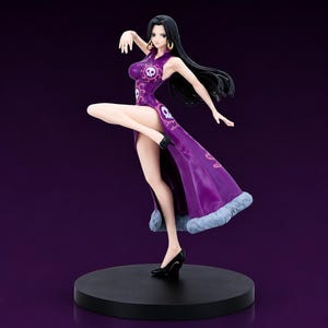 Può includere: Una statuetta in stile anime di un personaggio con lunghi capelli neri, che indossa un abito viola senza maniche con un alto spacco, motivi a teschio e un orlo azzurro. Il personaggio indossa orecchini a cerchio dorati e scarpe nere col tacco.
