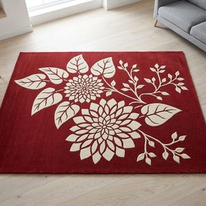 Op de afbeelding: Een rechthoekig vloerkleed met een dieprode achtergrond en een groot, crèmekleurig bloemmotief. Het ontwerp bestaat uit twee opvallende, gestileerde chrysantachtige bloemen omringd door bladerrijke takken die over het oppervlak verspreid zijn.