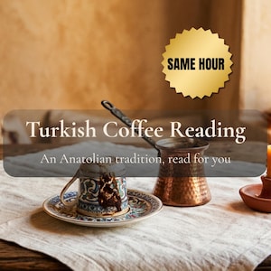 Pode incluir: Uma chávena de café em cerâmica com padrões e borras, um pires a condizer e um bule de cobre martelado com pega comprida. O texto diz: Turkish Coffee Reading, An Anatolian tradition, read for you, e SAME HOUR.