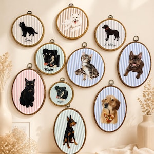 Könnte beinhalten: Eine Sammlung von zehn runden und ovalen Holzstickrahmen mit Stoffhintergründen mit vertikalen Streifen in verschiedenen Farben. Jeder Rahmen zeigt eine detaillierte Illustration einer Katze oder eines Hundes, einige mit Namen wie Boo, Leller und Maple.