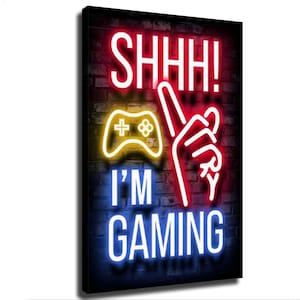 Könnte beinhalten: Ein rechteckiges Wandbild mit einer Neon-Grafik auf dunklem Ziegelhintergrund. Der Text SHHH! I'M GAMING ist in Weiß und Blau gehalten. Ein gelbes Neon-Gamecontroller-Symbol und ein rotes Neon-Handgesten-Symbol sind deutlich zu erkennen.