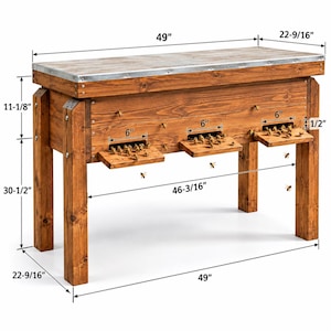 Puede incluir: Una colmena de madera con techo de metal, tres plataformas de entrada y abejas. Las dimensiones son 124,46 cm de ancho, 57,31 cm de profundidad, 28,26 cm de alto para la parte superior, 77,47 cm para las patas y 117,31 cm de ancho de base.