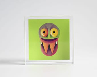 Bloque de arte acrílico con musgo | Criatura fantástica colorida | Decoración de escritorio | Regalo de cumpleaños | Impresión sobre vidrio acrílico | Lámina artística sobre plexiglás