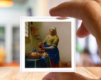 Bloque de arte de plexiglás con lámina de la Lechera de Vermeer – Mini obra de arte acrílica de 5×5 cm para escritorio, estante o vitrina.