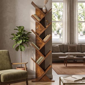 Può includere: Una libreria alta e verticale in legno con una struttura a forma di albero, dotata di molteplici ripiani angolati che si estendono da un asse centrale. La finitura in legno marrone scuro ospita diversi libri, un piccolo vaso e oggetti.