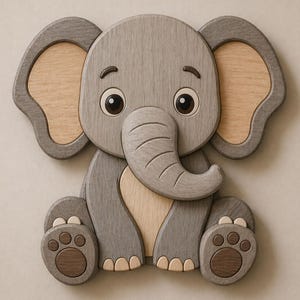 Op de afbeelding: Een houten wanddecoratie in de vorm van een zittende olifant. De olifant heeft een grijs gebeitste houten afwerking voor de kop, oren en het lichaam, met natuurlijke lichthouten accenten op de binnenoren, borst en voeten en donkerbruine pootjes.