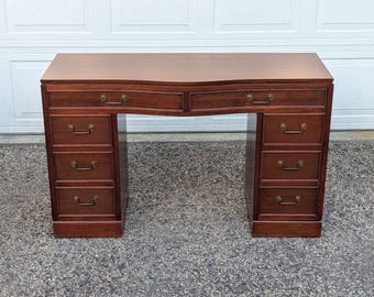 Vintage Vanleigh New York 8-Drawer Bow Front Solid Mahogany Kneehole Writing Desk