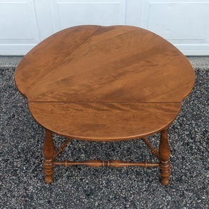 Ethan Allen Early American Corner Table, Maple & Birch, Nutmeg Finish, 2 Drop Leaves, 10-8547 *Free Local Pickup / Request Shipping Options*